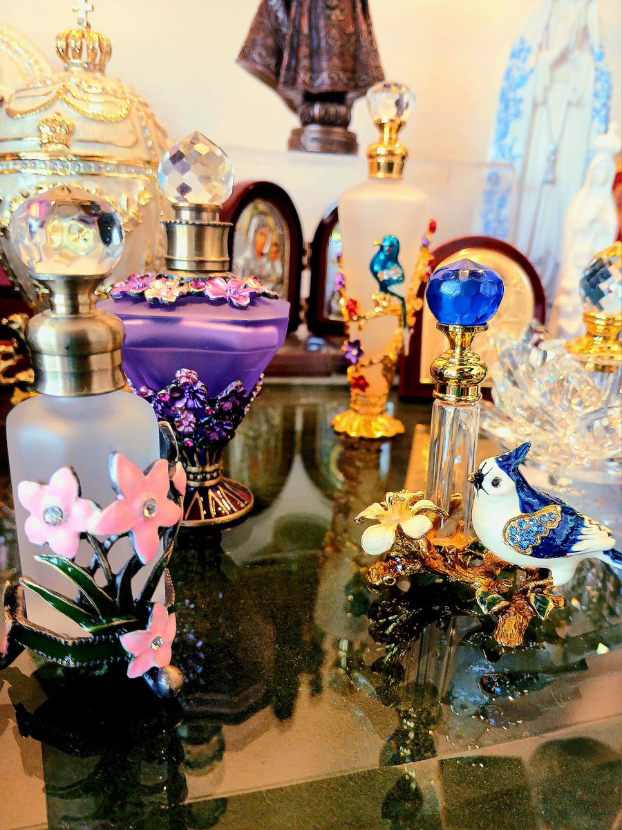 TheCurioShoppe's tweet photo. Aviso: um bonito frasco de perfume pode rapidamente transformar-se numa coleção.  
Nós compreendemos perfeitamente. 😉

 🌿  https://t.co/EaHEcr5f4c 

~~~
#thecurioshoppe #Fátima #portugal #Lojadepresentes #presentesunicos #PresentesQueEncantam #frascodeperfume https://t.co/zAbPjOuL7V