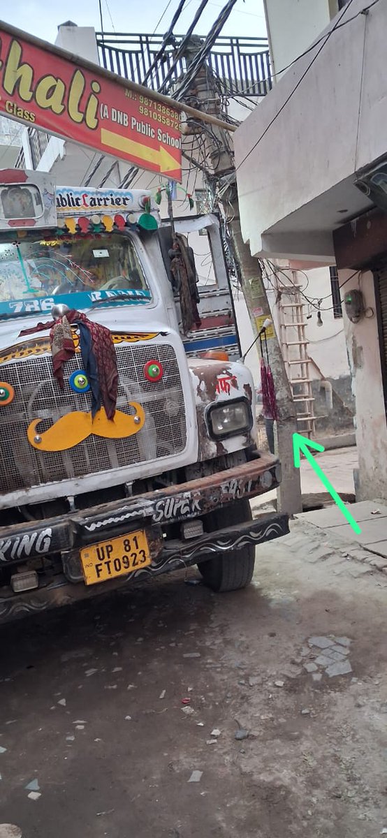 ARUN562409's tweet photo. 6 माह से टूटा बिजली का खंभा गिरने को तैयार। PVVNL कर्मचारियों ने ट्रक UP81FT0923 से 5000 लेकर मामला दबाया
4 स्कूलों क�� बच्चे ख़तरे में।@myogiadityanath @Uppolice @ghaziabadpolice @aksharmaBharat @PVVNLHQ @pvvnlghaziabad @UPPCLLKO @UPGovt 
#Ghaziabad #Corruption #PVVNL #KidsSafety https://t.co/SkXpG5xKKw