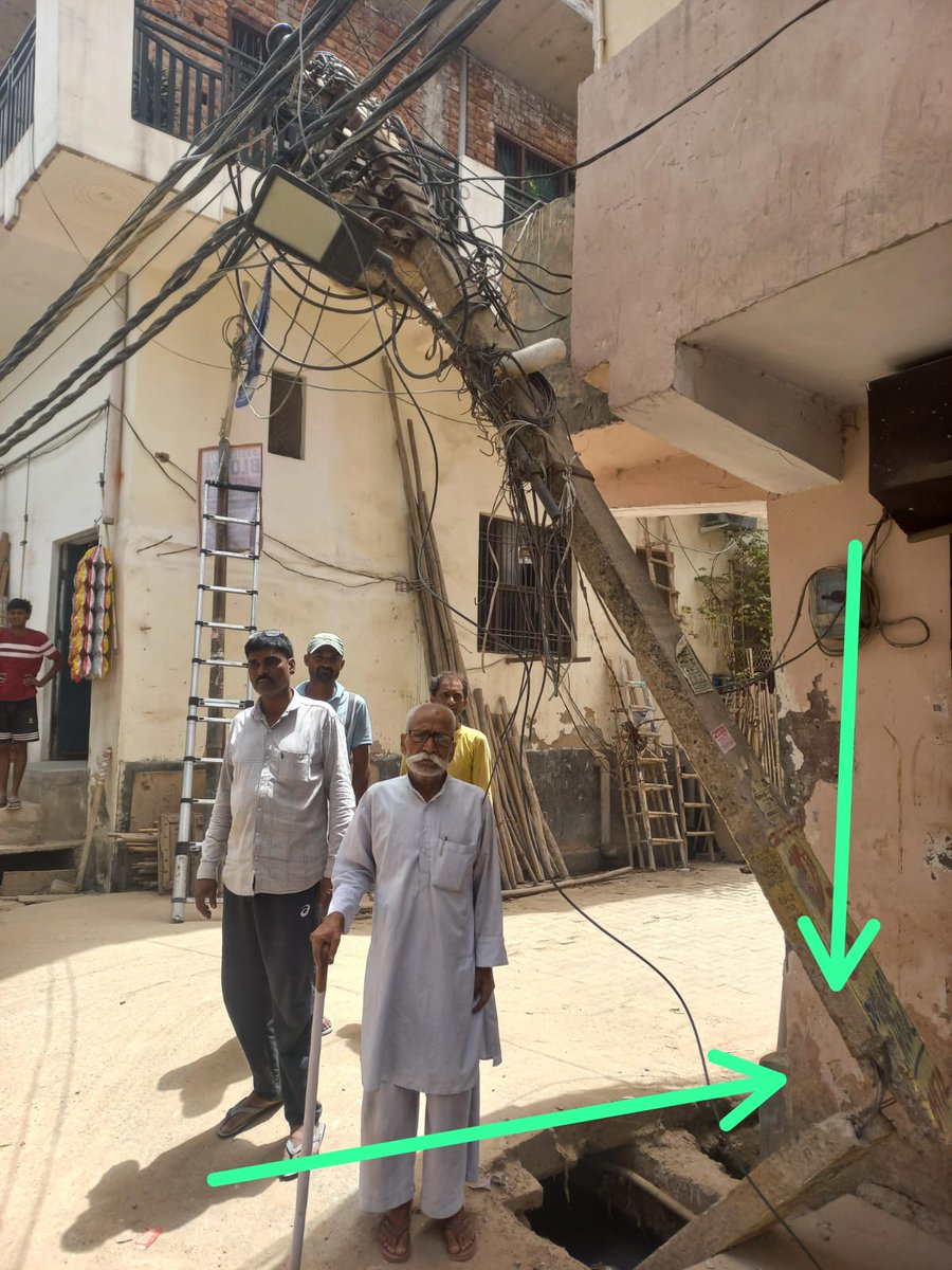 ARUN562409's tweet photo. 6 माह से टूटा बिजली का खंभा गिरने को तैयार। PVVNL कर्मचारियों ने ट्रक UP81FT0923 से 5000 लेकर मामला दबाया
4 स्कूलों क�� बच्चे ख़तरे में।@myogiadityanath @Uppolice @ghaziabadpolice @aksharmaBharat @PVVNLHQ @pvvnlghaziabad @UPPCLLKO @UPGovt 
#Ghaziabad #Corruption #PVVNL #KidsSafety https://t.co/SkXpG5xKKw