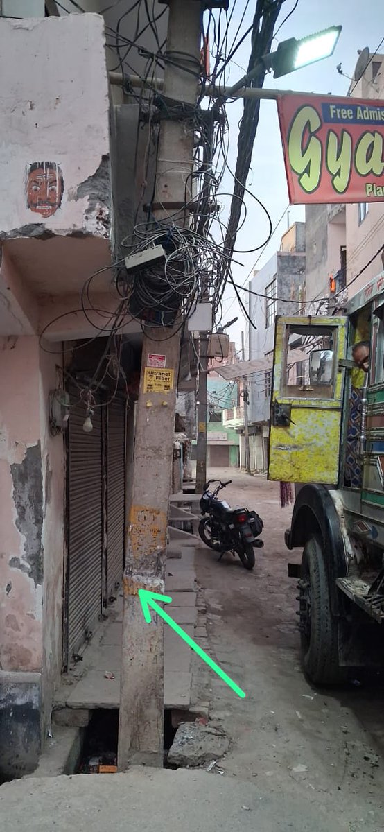 ARUN562409's tweet photo. 6 महीने से टूटा बिजली का खंभा गिरने को तैयार PVVNL कर्मचारियों ने ट्रक UP81FT0923 से 5000 लेकर मामला दबाया
बच्चे खतरे में @myogiadityanath
@dmghaziabad @ghaziabadpolice @uppolice @pvvnlghaziabad @aksharmaBharat @PVVNLHQ @UPPCLLKO @UPGovt 
#Ghaziabad #Corruption #PVVNL #KidsSafety https://t.co/nPv1ZVST4e