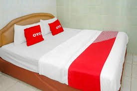 BangPae_'s tweet photo. eh kalian pernah tau gak bedanya tingkatan hotel? maksudnya kayak ohh ini hotel melati. ohh ini bintang 1 dan seterusnya sampai bintang 5.

jadi begini caranya..

- Hotel Melati: Jika masih ada opsi kamar mandi di luar (harus gantian sama tamu lain), itu tandanya masih kelas akomodasi non-bintang

- Hotel Bintang 1: Kalau semua kamarnya sudah punya kamar mandi di dalam dan jumlah kamarnya lumayan banyak (minimal 15 kamar)

- Hotel Bintang 2: Ciri khasnya mulai menyediakan tipe kamar yang lebih premium dan mahal, seperti tipe Suite.

- Hotel Bintang 3: Kuncinya ada di fasilitas tempat makan. Hotel bintang 3 wajib punya restoran sendiri yang menyediakan sarapan sampai makan malam. Jadi kalau ada hotel bintang 3 tapi gak punya restoran, itu fiktif statusnya.

- Hotel Bintang 4: Jumlah kamarnya sudah banyak (di atas 50 kamar) dan fasilitasnya jauh lebih lengkap dari bintang 3, seperti ada kolam renang, bar, dan area parkir yang luas. Gak level buat hotel bintang 4 kalau tamunya masih disuruh parkir di pinggir jalan; minimal mereka harus punya layanan valet parking. dan juga hotel wajib menyediakan fasilitas kebugaran terpisah yang mumpuni, seperti pusat kebugaran (gym) dengan alat lengkap serta fasilitas spa atau pijat relaksasi untuk tamu

- Hotel Bintang 5: Gampangnya, kalau di dalam hotel ada lebih dari satu restoran dan salah satunya stand by melayani tamu 24 jam penuh