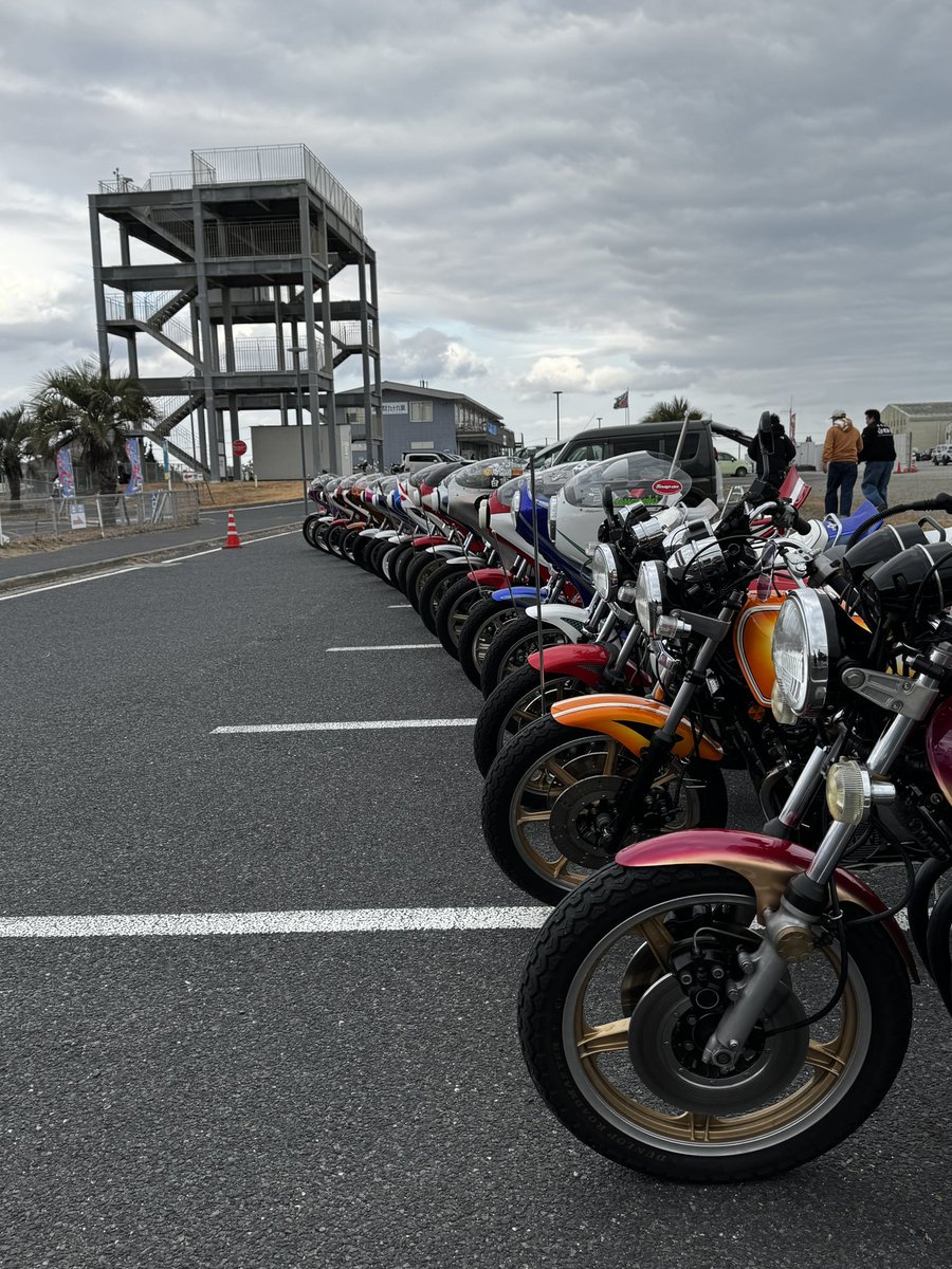 cbr400f__nc17's tweet photo. https://t.co/XYydgPmxXF
チャンプロード載りました💁🏼
撮影会の様子👇🏻
せっかくならみんなで1つのページ飾りたかった😫 https://t.co/ntidkW5HNG