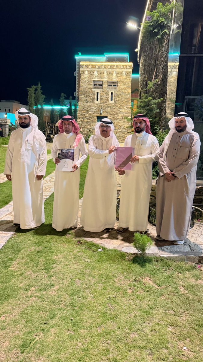 qimamalatawilah's tweet photo. بتوجيهٍ نحو تعزيز الشراكات المجتمعية، شاركت #جمعية_قمم_بالأطاولة ممثلةً بنائب رئيس مجلس الإدارة في توقيع مذكرة تفاهم لتنظيم فعالية تحدي شطارة، وذلك في دار عوضة بالأطاولة، بالشراكة مع دار عوضة، ونادي ميدان شطارة، وجمعية التنمية الأهلية بالأطاولة، وجمعية الربوع التراثية.

وتأتي هذه المشاركة ضمن جهود الجمعية في دعم المبادرات النوعية التي تنمّي مهارات التفكير، وتحفّز روح التحدي، وتصنع تجربة مجتمعية مميزة.