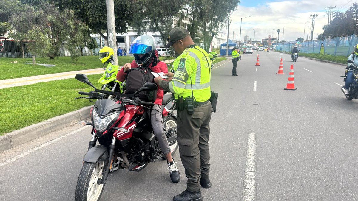 Policía de Tránsito Bogotá tweet media