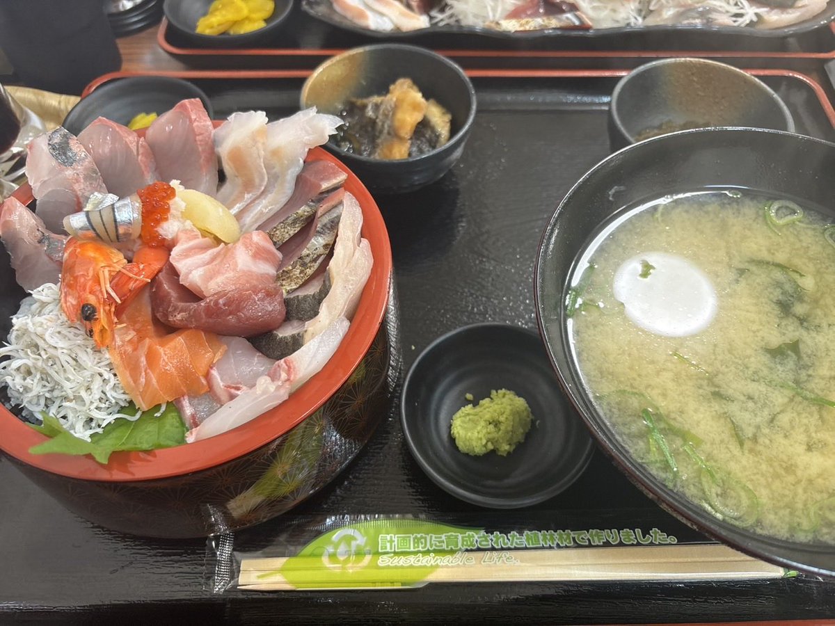 SplitUp2018's tweet photo. 特選海鮮丼🐟
銀蔵 https://t.co/5EbVPXw1Qd