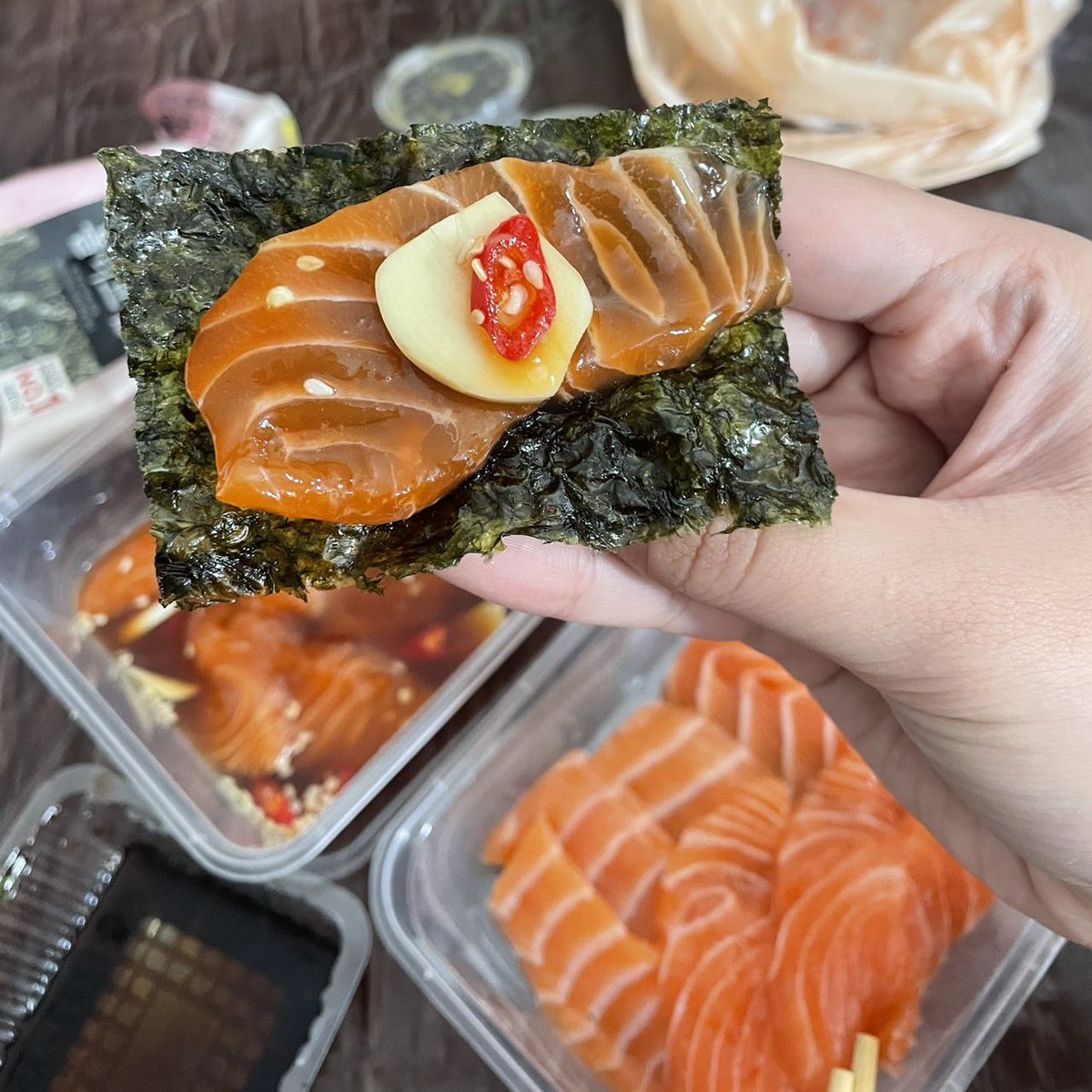 kingfuyu's tweet photo. เคยรีวิวแล้วขอรีวิวอีกรอบกับ @samon_salmons

กินซ้ำๆร้านเดิม เพราะยังหาที่ไหนดีไม่เท่าเจ้านี้อะ คือสะมงแซลม่อนน้ำดองถูกปากสุด ซีฟู้ดก็ถูกต้องสุด บอกต่อเพื่อนไม่รู้กี่สิบคนแล้ว ร้านโปรดในดวงใจมาก เจ้าของร้านถ้าผ่านมาเห็น ห้ามเลิกขายนะครับ 😋😋 https://t.co/phLqraqNRU