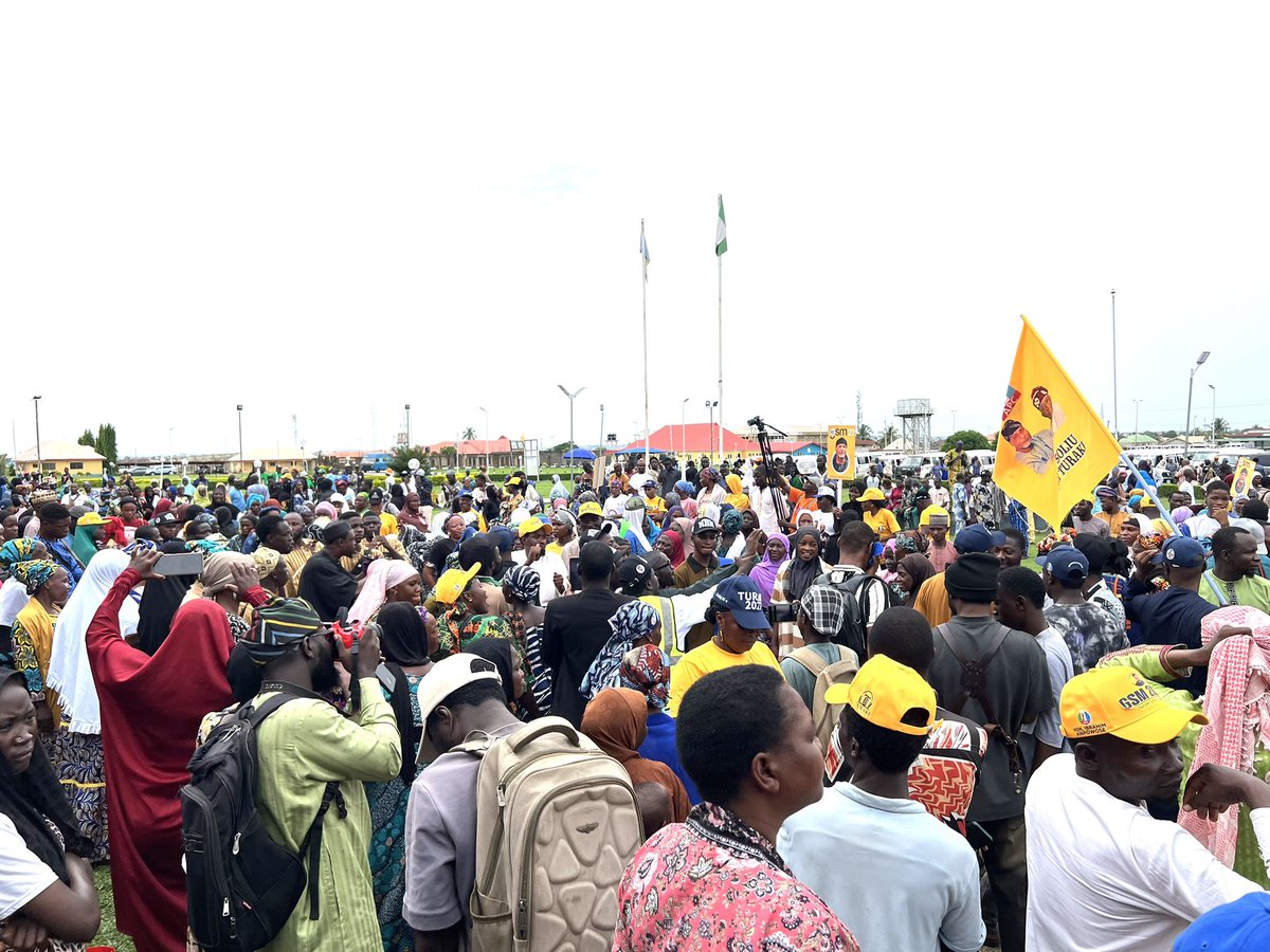 NasifSholagber3's tweet photo. Huge crowd of supporters, admirers and members of the All Progressives Congress (APC) storm General Tunde Idiagbon International Airport, Ilorin to give @RealMallamSaliu a rousing welcome to Ilorin.

#TurakiHomeComing
#TurakiForAll https://t.co/aHbtWgXXy9