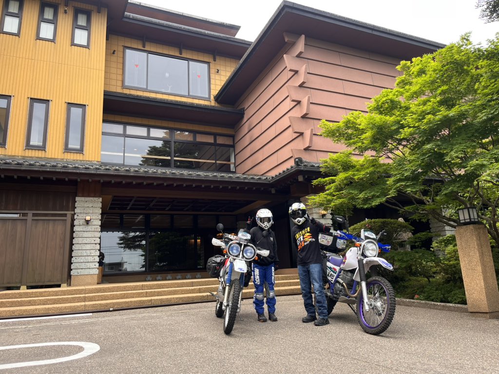 TEKIYARaid's tweet photo. 本日は富山〜新潟〜長野の移動でカイザーベルク穂高へ

富山のお宿、スタッフさん達皆さん親切で写真も撮って頂けました😌温泉も最高で♨️
カイザーベルクでは洗車やら洗濯をさせて頂き🙇
残り旅行２日も安全に楽しんでいきましょー

#鳥越の宿三楽園 
#カイザーベルク穂高 https://t.co/zbjAJa4VOs