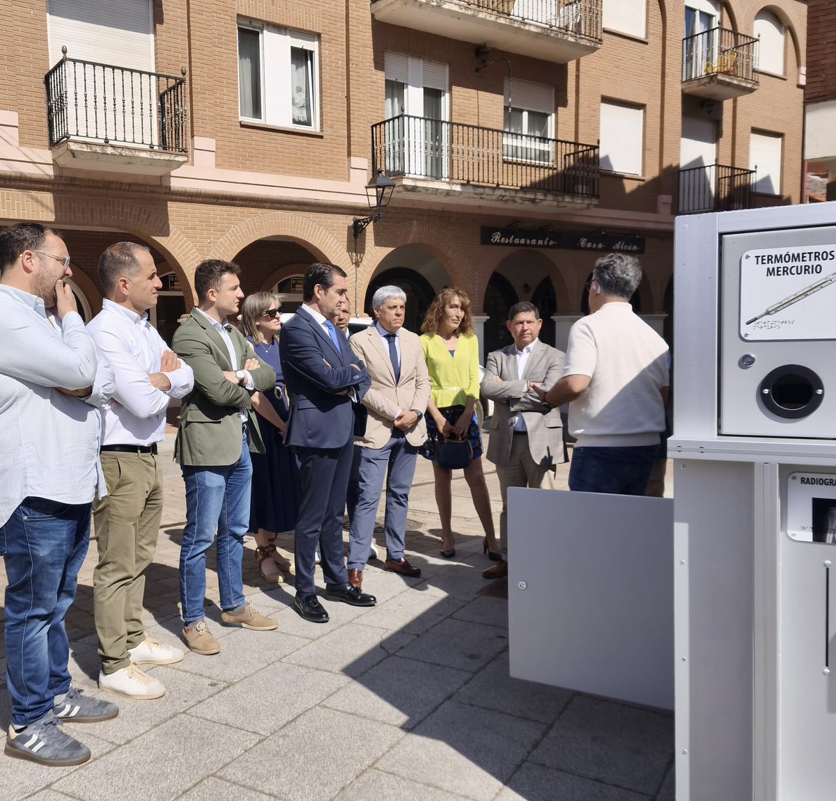 Educar06Diego's tweet photo. ♻️ La @jcyl entrega tres puntos limpios móviles sobre camión eléctrico al @AytoLaBaneza y mancomunidades de #ElPáramo y #Mansurle
Este servicio permitirá reforzar la recogida de residuos separada de 32.000 habitantes de 42 municipios, mejorando el #reciclaje 🚛 https://t.co/kcBENhKyLa