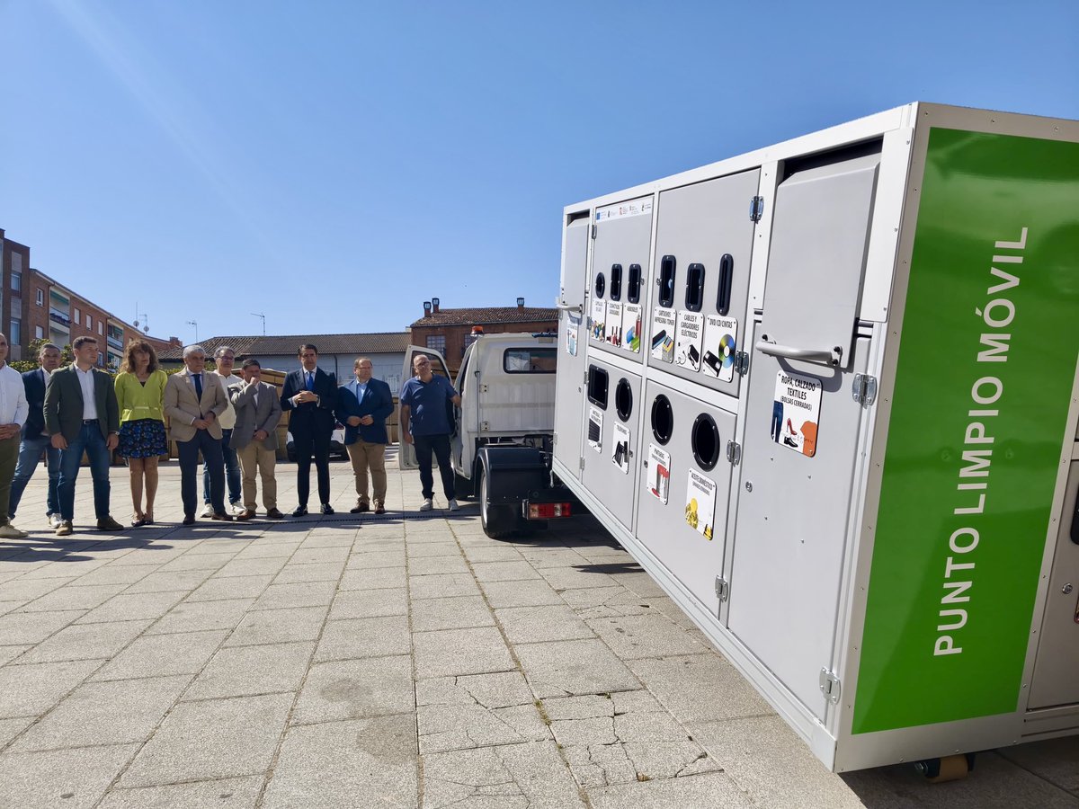 Educar06Diego's tweet photo. ♻️ La @jcyl entrega tres puntos limpios móviles sobre camión eléctrico al @AytoLaBaneza y mancomunidades de #ElPáramo y #Mansurle
Este servicio permitirá reforzar la recogida de residuos separada de 32.000 habitantes de 42 municipios, mejorando el #reciclaje 🚛 https://t.co/kcBENhKyLa