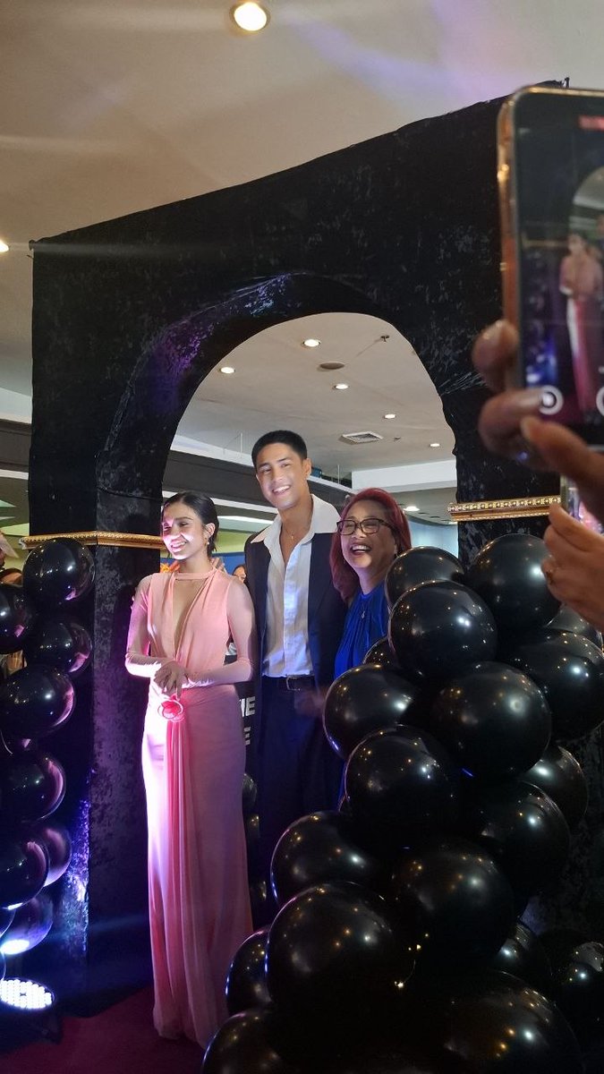 PULPMagazinePH's tweet photo. DONBELLE HAS ARRIVED 🤍

Donny Pangilinan and Belle Mariano have arrived at the 'Tayo Sa Wakas' grand premiere night alongside their director Cathy Garcia-Sampana.

#TayoSaWakas #TayoSaWakasWorldPremiere #DonBelle #PULPMagazine https://t.co/LAujVzFbKv