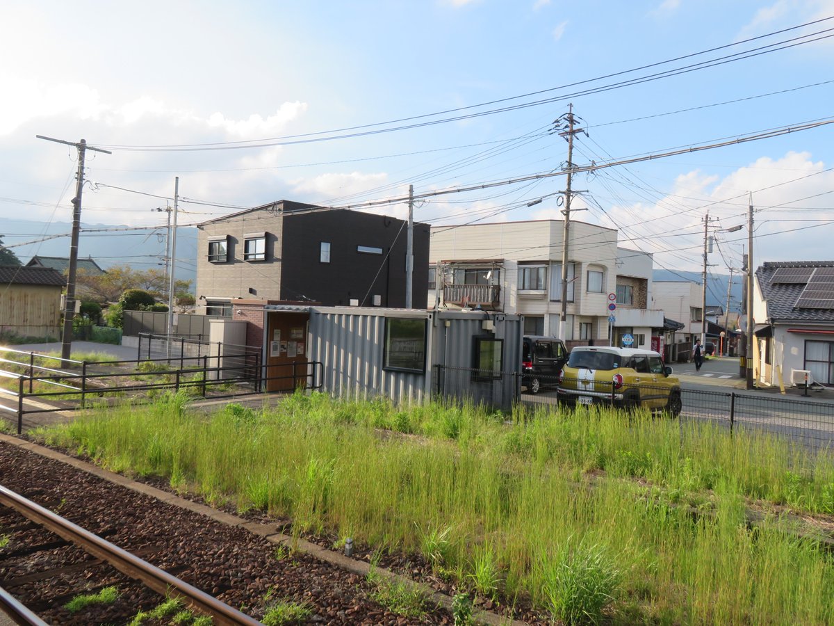 sabiemonmon's tweet photo. #豊肥線 #内牧駅 のいまむかし。#ビフォーアフター
古めかしい駅舎は、2016年熊本地震で被災し、年内に取り壊されました。
1枚目の写真では、早くも正月の準備が整えられていました。
駅からは #阿蘇五岳 が望めます。
1・3枚目は2008年12月16日
2・4枚目は2025年9月19日
#豊肥本線 #阿蘇市 #阿蘇町 https://t.co/vwcouisVp2