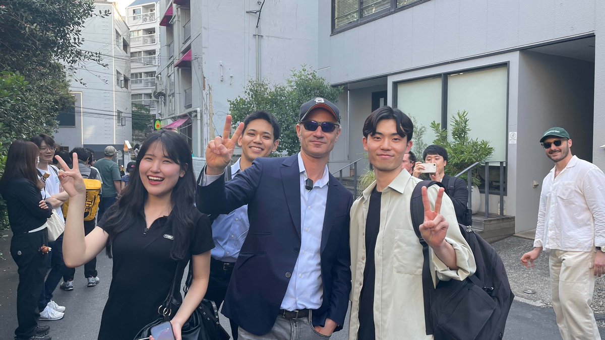 yuna_tiro's tweet photo. パランティア東京ミートアップに行ってきました。ものすごい��混みでしたが、ラストチャンスでバケットハットをゲットし、Alex Karpさんとのツーショットまで撮れました🥳 https://t.co/rZrSu8Vv7a