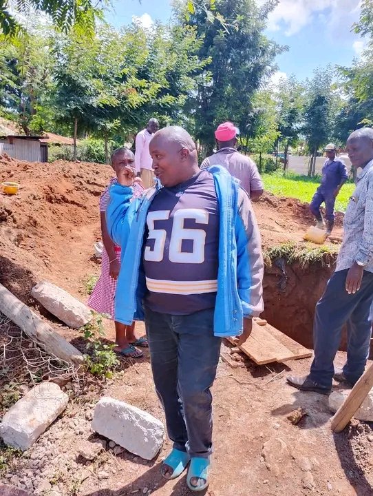 Alfredkingleo's tweet photo. Today in RURII W 7 wangui Ngirici delivered her promise of 30 bags of Cement to complete a public sanitation block that the community was struggling with
#nowetwonaga
#commitedtochange https://t.co/DJfSRrB62q