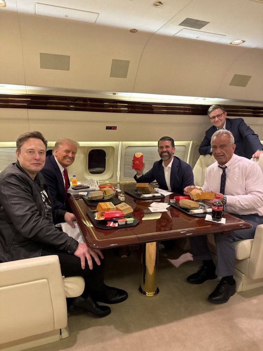 FordHardan's tweet photo. اثرياء العالم يتناولون العشاء المتواضع بدون اسراف ولاتبذير https://t.co/bkERb00NOe