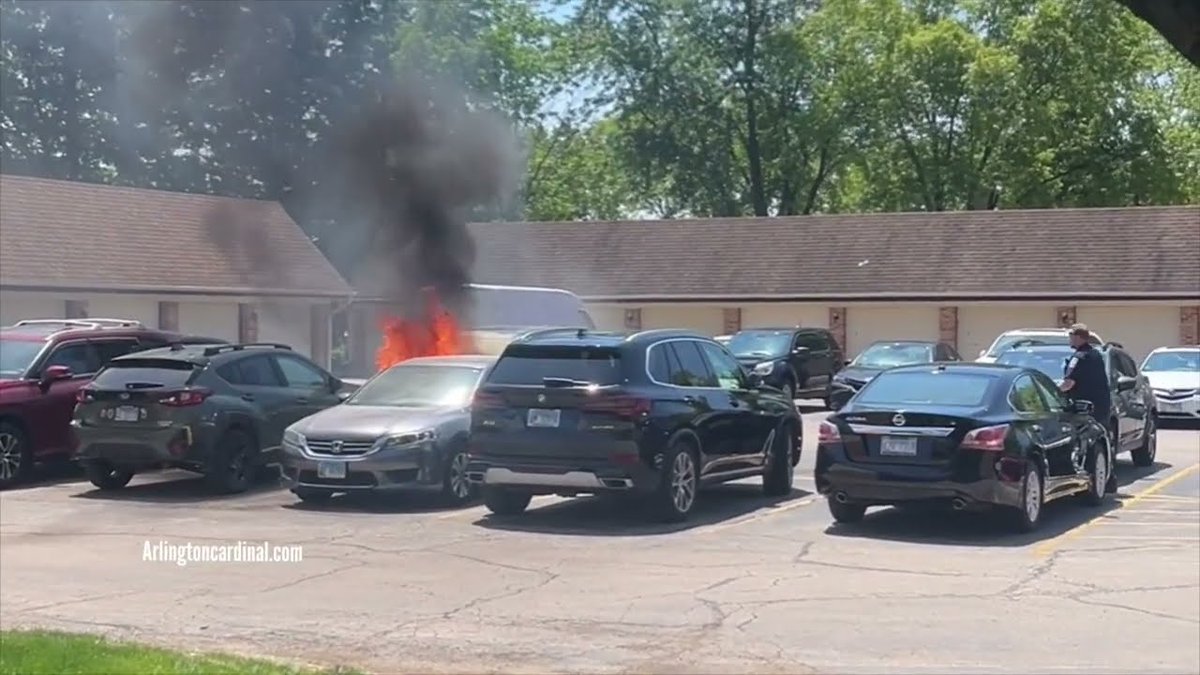 ChicagoFireMap's tweet photo. Honda Odyssey fire in condo parking lot in Arlington Heights https://t.co/3LgHhC6fyh https://t.co/rOuUnp1xdw