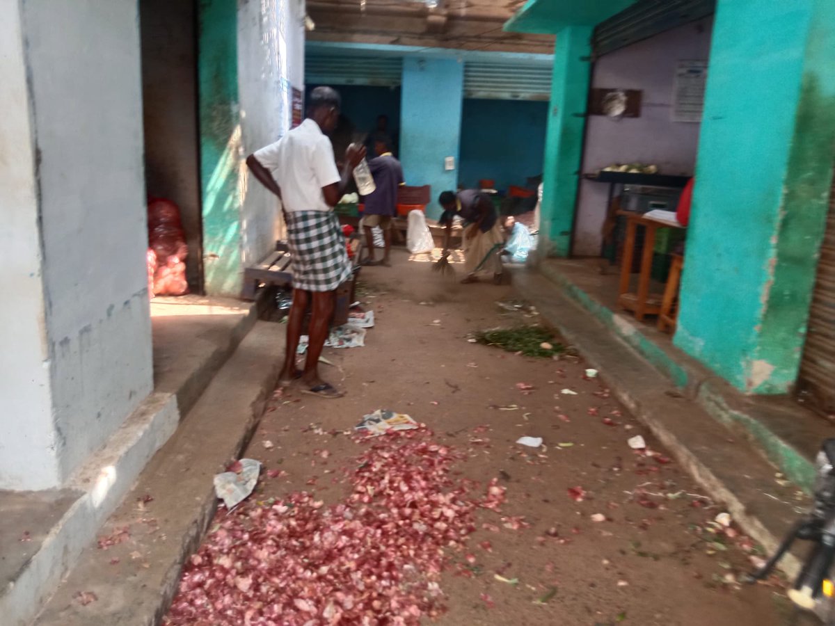 Vikramasingapu2's tweet photo. விக்கிரமசிங்கபுரம் நகராட்சி தூய்மை திருவிழாவை முன்னிட்டு  நகராட்சி சந்தை பகுதி சுத்தம் செய்யப்பட்டு கழுவி  கிருமி நாசினி தெளிக்கப்பட்டு மற்றும் கொசுமருந்து அடிக்கப்பட்டது. @tnmaws @SwachhBharatGov
@MoHUA_India 
@SbmRdmaNellai
 #SwachhSurvekshan #ThooimaiThiruvizha https://t.co/XjXR5okeDA