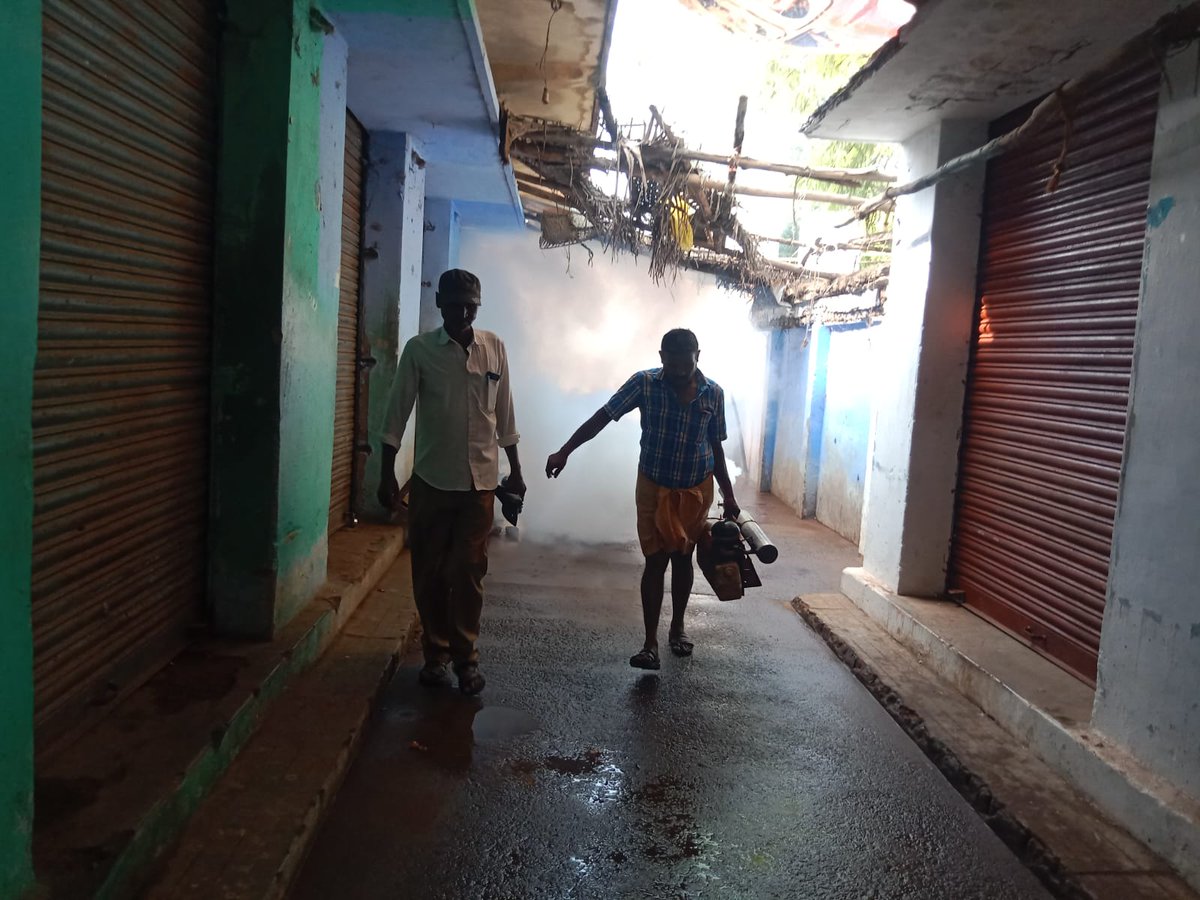 Vikramasingapu2's tweet photo. விக்கிரமசிங்கபுரம் நகராட்சி தூய்மை திருவிழாவை முன்னிட்டு  நகராட்சி சந்தை பகுதி சுத்தம் செய்யப்பட்டு கழுவி  கிருமி நாசினி தெளிக்கப்பட்டு மற்றும் கொசுமருந்து அடிக்கப்பட்டது. @tnmaws @SwachhBharatGov
@MoHUA_India 
@SbmRdmaNellai
 #SwachhSurvekshan #ThooimaiThiruvizha https://t.co/XjXR5okeDA