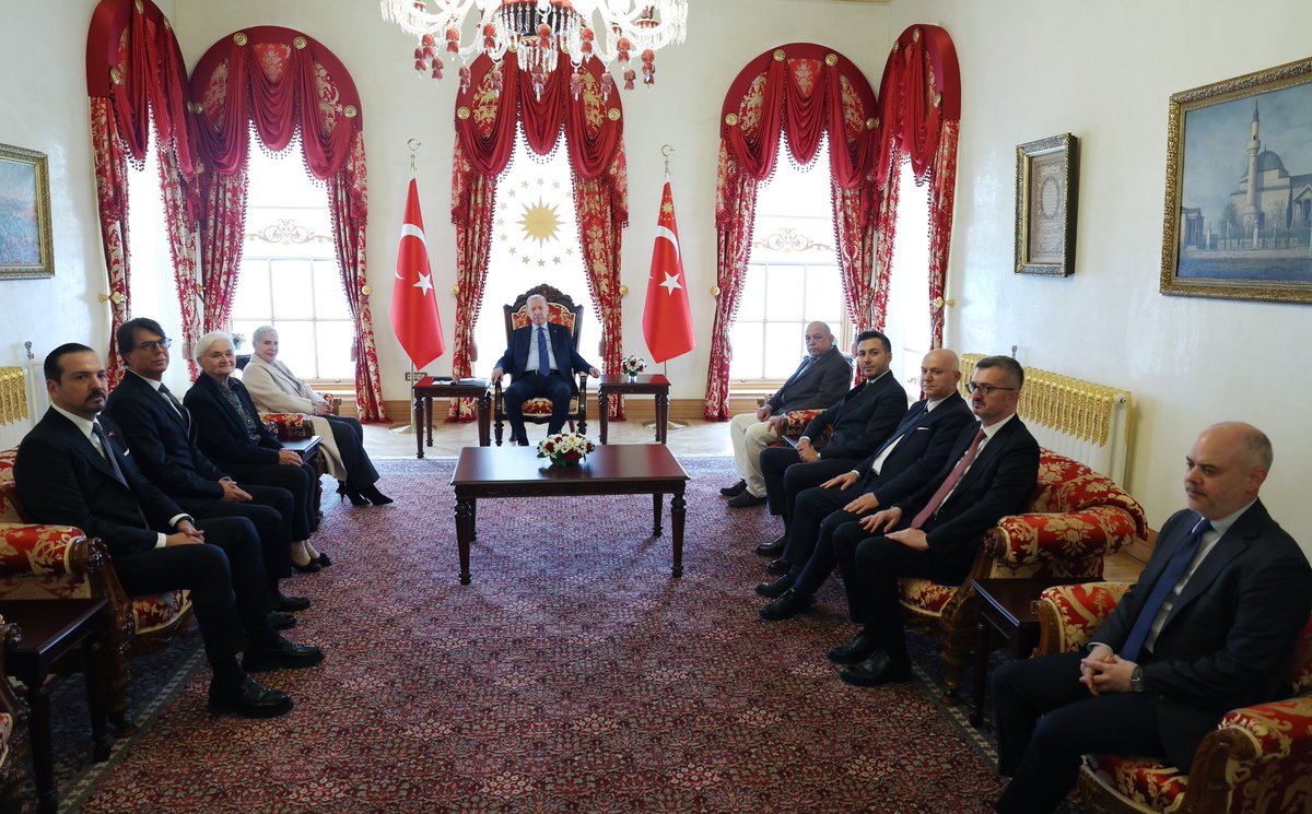 Akparti's tweet photo. Cumhurbaşkanımız Sayın Recep Tayyip Erdoğan, merhum Başbakan Adnan Menderes ve dava arkadaşlarının ailelerini kabul etti. https://t.co/BMw2brrrTQ