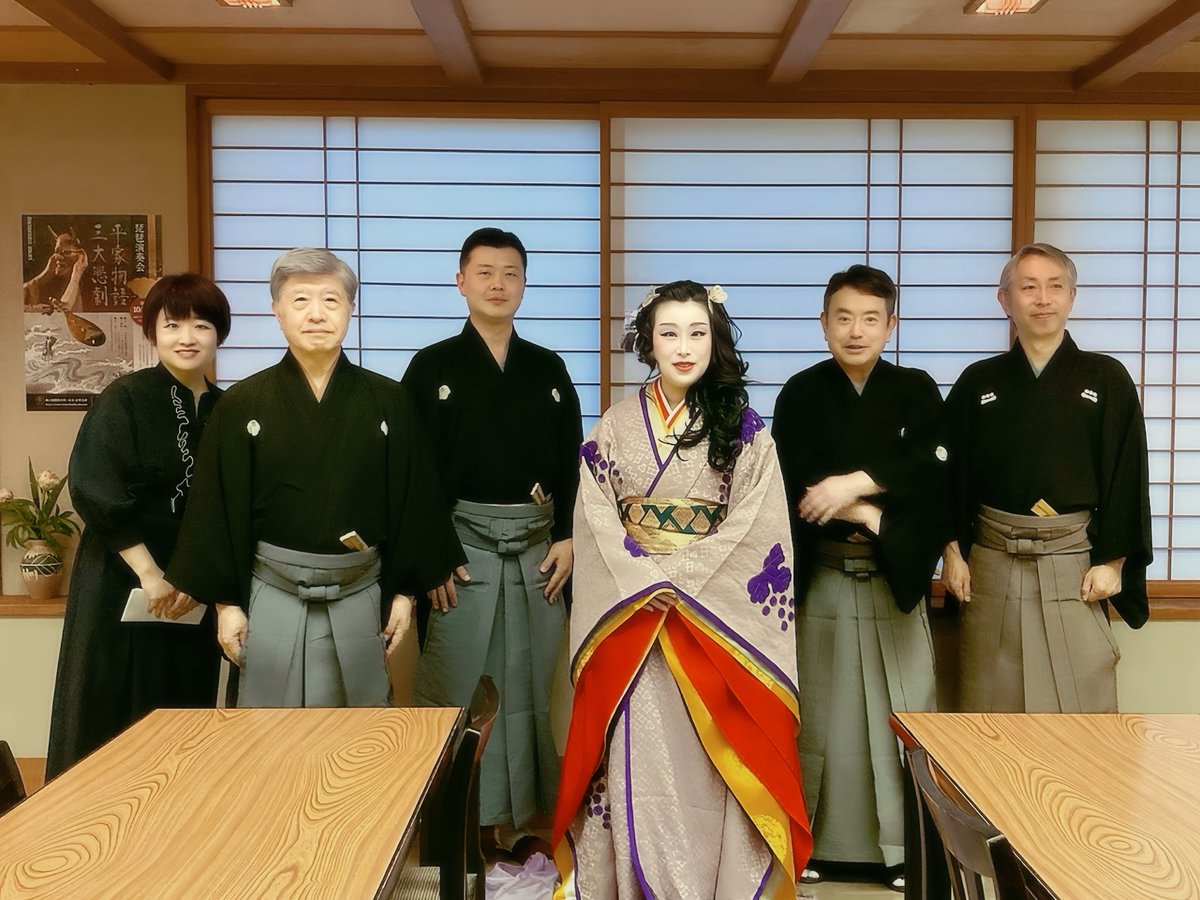 heroine_mikeko's tweet photo. ひとり文芸ミュージカル『乙姫様』  石川県立能楽堂にて✨
今回は、仕舞「邯鄲」「海人」と合わせて上演された特別な公演となりました。
能の世界と『乙姫様』の物語が静かに響き合い、忘れられないひとときに。
写真左から倉持長子先生、佐野由於先生、佐野弘宜先生、島村明宏先生、渡邊茂人先生 https://t.co/pKbNM1C2vd
