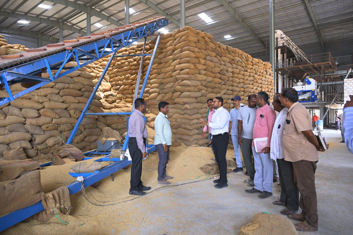 CollectorSRPT's tweet photo. 📌 రైతులకు ఇబ్బందులు లేకుండా ధాన్యం సేకరణ చేపట్టాలి – జిల్లా కలెక్టర్ తేజస్ నంద్ లాల్ పవార్

​ధాన్యం కొనుగోలు కేంద్రాల్లో జిల్లా కలెక్టర్ ఆకస్మిక తనిఖీ!

​🌾 జిల్లాలో వరి ధాన్యం కొనుగోలు ప్రక్రియను వేగవంతం చేయాలని మరియు రైతులకు ఎక్కడా ఇబ్బందులు కలగకుండా చూడాలని జిల్లా కలెక్టర్ తేజస్ నంద్ లాల్ పవార్ ఆదేశించారు.

​🗓️ మంగళవారం చివ్వెంల మండలం బిబి గూడెంలోని శివ దుర్గ రైస్ మిల్, తిరుమలగిరి మండలాల్లోని ఇటూరు గ్రామంలో సోమేశ్వర రైస్ మిల్ ఇండస్ట్రీ, వ్యవసాయ మార్కెట్, పారా రైస్ మిల్, తాటిపాముల పిఎసిఎస్ ధాన్యం కొనుగోలు కేంద్రాలను కలెక్టర్ ఆకస్మికంగా సందర్శించారు.

​కలెక్టర్ గారి ముఖ్య ఆదేశాలు:

​తక్షణ అన్ లోడింగ్: మిల్లులకు వచ్చిన ధాన్యాన్ని వెంటనే ఆన్ లోడింగ్ చేయాలి. మిల్లర్లు ధాన్యం దిగుమతిలో ఎలాంటి జాప్యం చేయకూడదు.

​రవాణా పర్యవేక్షణ: కొనుగోలు చేసిన ధాన్యాన్ని ఎప్పటికప్పుడు రైస్ మిల్లులకు తరలించేలా రవాణా సౌకర్యాలను అధికారులు నిరంతరం పర్యవేక్షించాలి.

​కఠిన చర్యలు: తరుగు పేరుతో రైతులను ఇబ్బంది పెడితే కఠిన చర్యలు తప్పవని హెచ్చరించారు.

​👥 ఈ తనిఖీల్లో కలెక్టర్ వెంట డీఎస్ఓ మోహన్ బాబు, డిఎం సివిల్ సప్లై శ్రీధర్ రెడ్డి, చివ్వెంల తహసిల్దార్ చంద్రశేఖర్, తిరుమలగిరి తహసిల్దార్ హరిప్రసాద్, రైస్ మిల్లర్ల యజమానులు తదితరులు పాల్గొన్నారు.