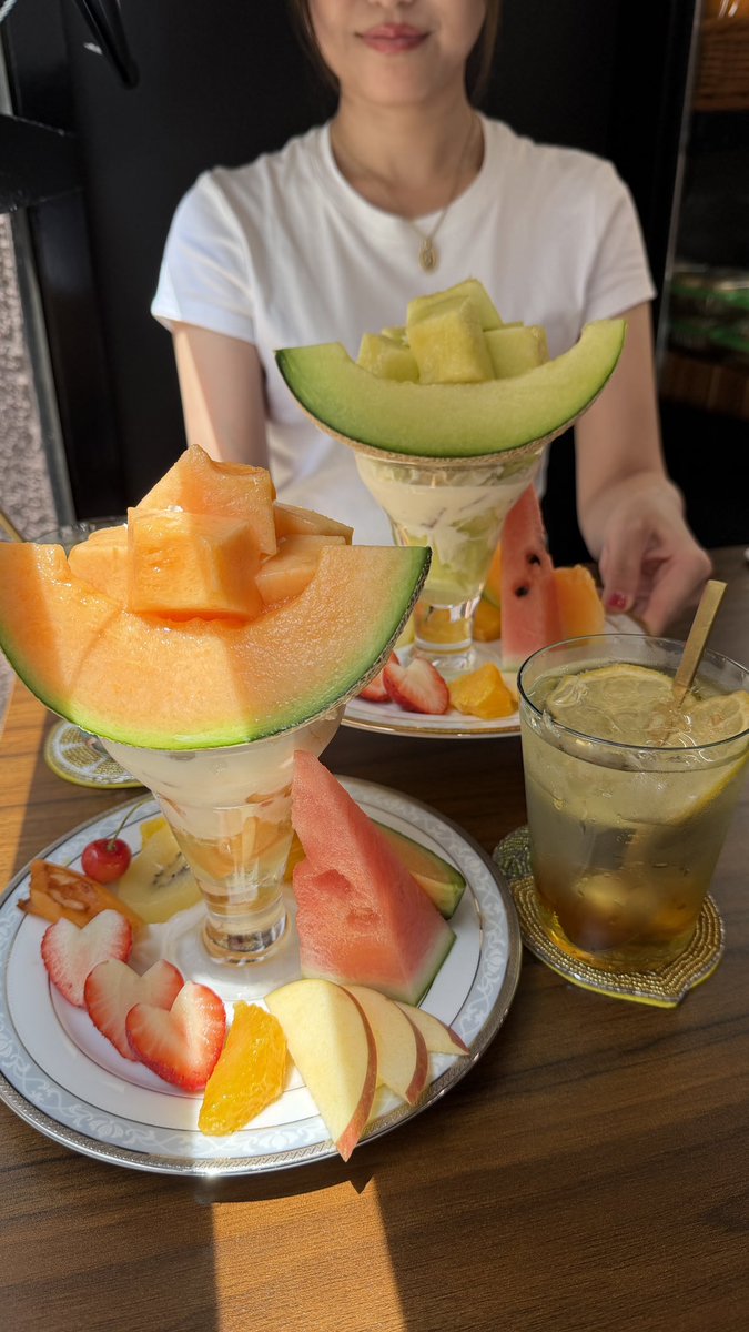 GourmetSCRAP's tweet photo. 【📍fruits farm franc 本町】
本町にある大好きな果物屋さんのカフェ。ここでは旬のフルーツを使ったスイーツが食べられます。先日メロンパフェが登場したとの事で早速行ってきました。パフェも豪華だが周りに旬のカットフルーツが盛り盛りなのも嬉しい。ビタミン摂りすぎたかもしれない。 https://t.co/hX8IsV4QwS