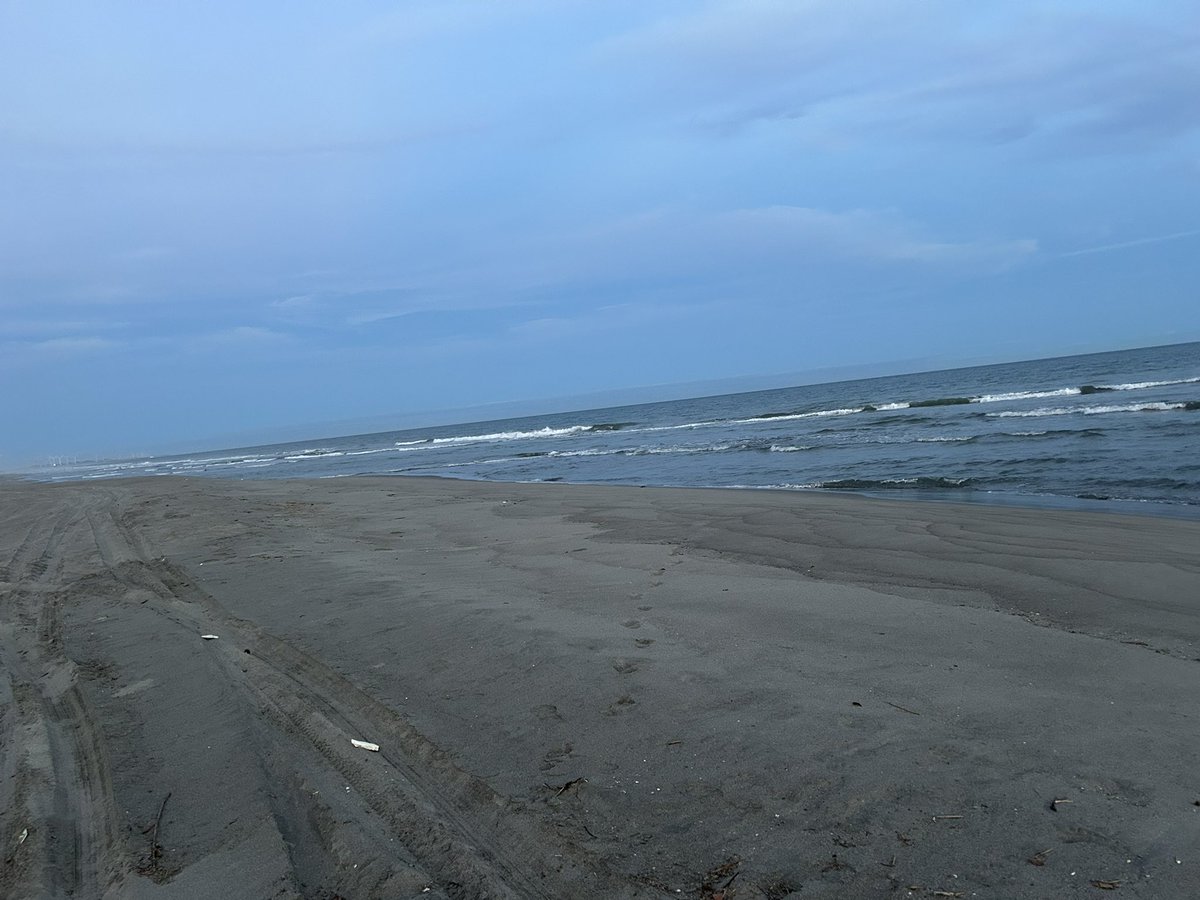 CTr201903's tweet photo. 2026/5/26
夕焼けを見に近くの海岸に行ってきました。
人がおらず静かで、ゆっくりと波の音を聞くことができました。(^^)/ https://t.co/oy4UCC7mq2