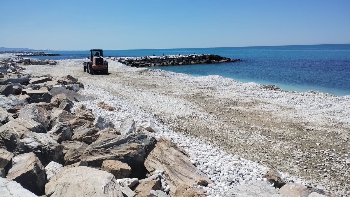 ComunePisa's tweet photo. Marina di Pisa, in corso i lavori di spianatura delle spiagge di ghiaia

Sindaco Conti: “Interveniamo in tempo per rendere le spiagge fruibili con l’avvio della stagione estiva e parallelamente portiamo avanti opere strategiche per la difesa del litorale”
https://t.co/bCnRTrUZ6y https://t.co/r876aTbFkI