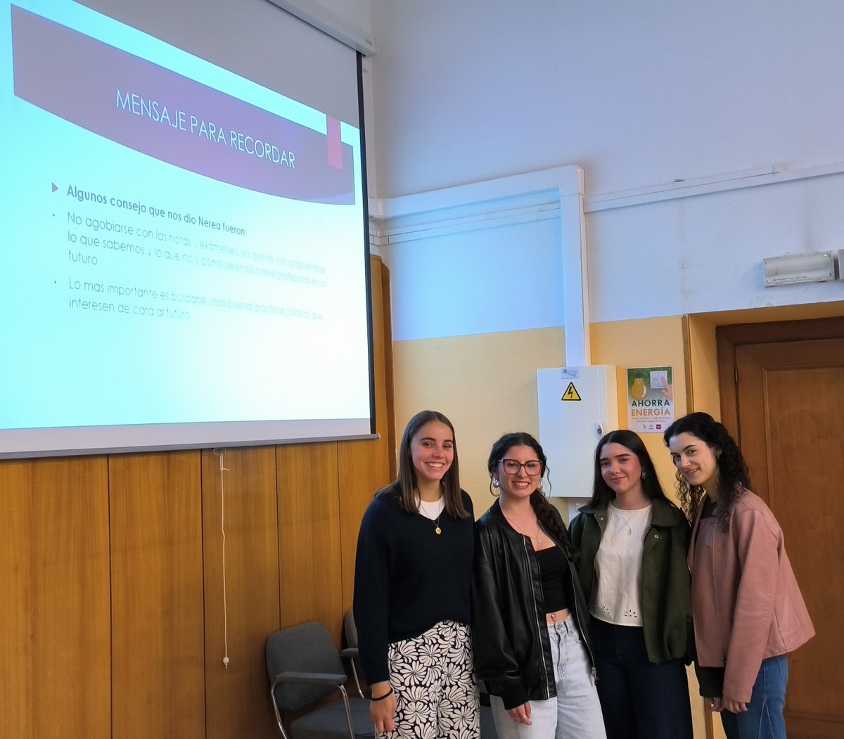 humanizAS_UVa's tweet photo. Enhorabuena a los estudiantes de 1º de Nutrición Humana y Dietética. Excelentes presentaciones de "Entrevista a un Profesional" 👏 ¡Seguid así! 📷 #humanizAS #humanización #atenciónsanitaria #estudiantesdenutricion #dietistanutricionista #comunicaciónclínica #uva https://t.co/OCuyNSDwlP