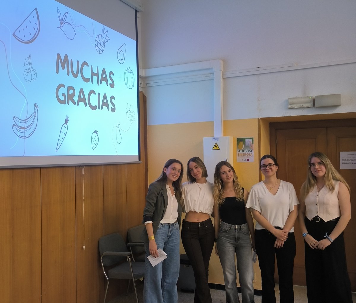 humanizAS_UVa's tweet photo. Enhorabuena a los estudiantes de 1º de Nutrición Humana y Dietética. Excelentes presentaciones de "Entrevista a un Profesional" 👏 ��Seguid así! 📷 #humanizAS #humanización #atenciónsanitaria #estudiantesdenutricion #dietistanutricionista #comunicaciónclínica #uva https://t.co/oHV5vdMUl8