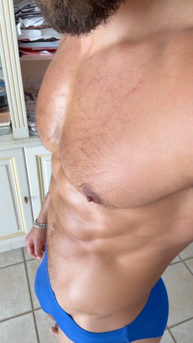 flex_uri's tweet photo. Aujourd’hui, j’ai sorti le slip bleu tu préfères ? Viens me rejoindre juste après pour voir ce qui se passe là là-bas👀😈 https://t.co/IxrTzbyJgb https://t.co/mRtrzl7gzP