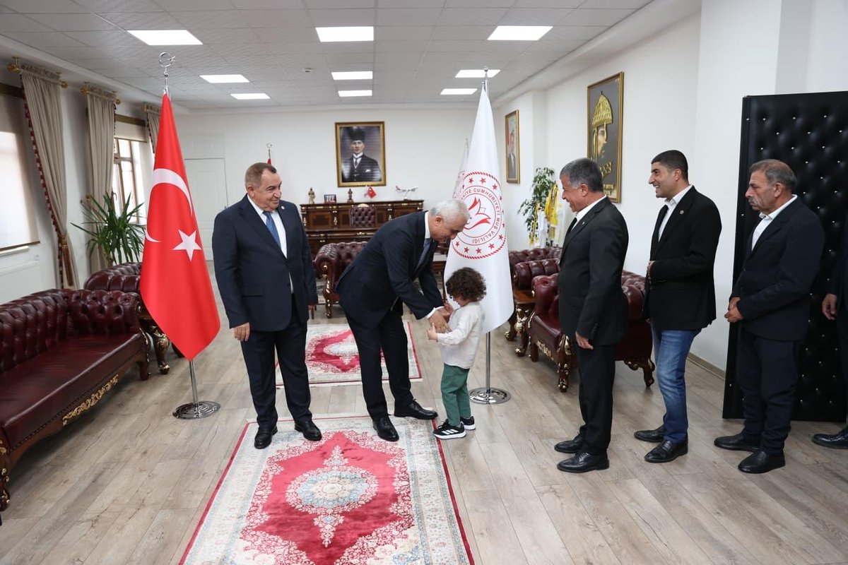 eminsimsekmus's tweet photo. Kurban Bayramı vesilesiyle Valiliğimiz tarafından düzenlenen bayramlaşma programında kıymetli hemşehrilerimizle bir araya gelmenin mutluluğunu yaşadık.

Valimiz Sn @Valiavnicakir , il protokolümüz, kamu kurumlarımızın temsilcileri, siyasi parti ve sivil toplum kuruluşlarımızın kıymetli üyeleriyle birlikte vatandaşlarımızın bayram sevincine ortak olduk.

Özellikle çocuklarımızın yüzlerindeki tebessümü görmek, bayramın manevi iklimini hep birlikte paylaşmak bizler için ayrı bir mutluluk oldu.

Bu güzel buluşmaya vesile olan herkese teşekkür ediyor, Kurban Bayramı’nın Muş’umuza, ülkemize ve tüm İslam âlemine sağlık, huzur ve bereket getirmesini diliyorum.