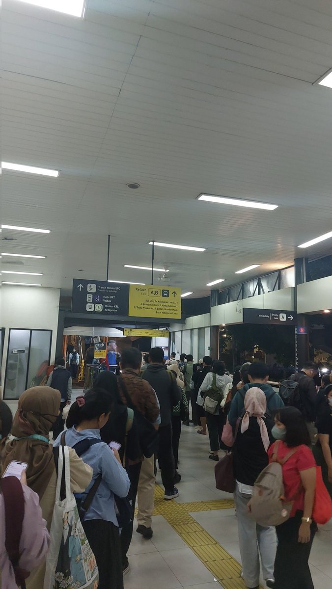 belindatirza's tweet photo. @PT_Transjakarta ga ada rencana nambah gate di kebayoran? Cuma 2 gate. 1 utk in &amp; 1 utk out. Jd masing2 cuma pakai 1 gate aja. https://t.co/n14TW2zGQQ