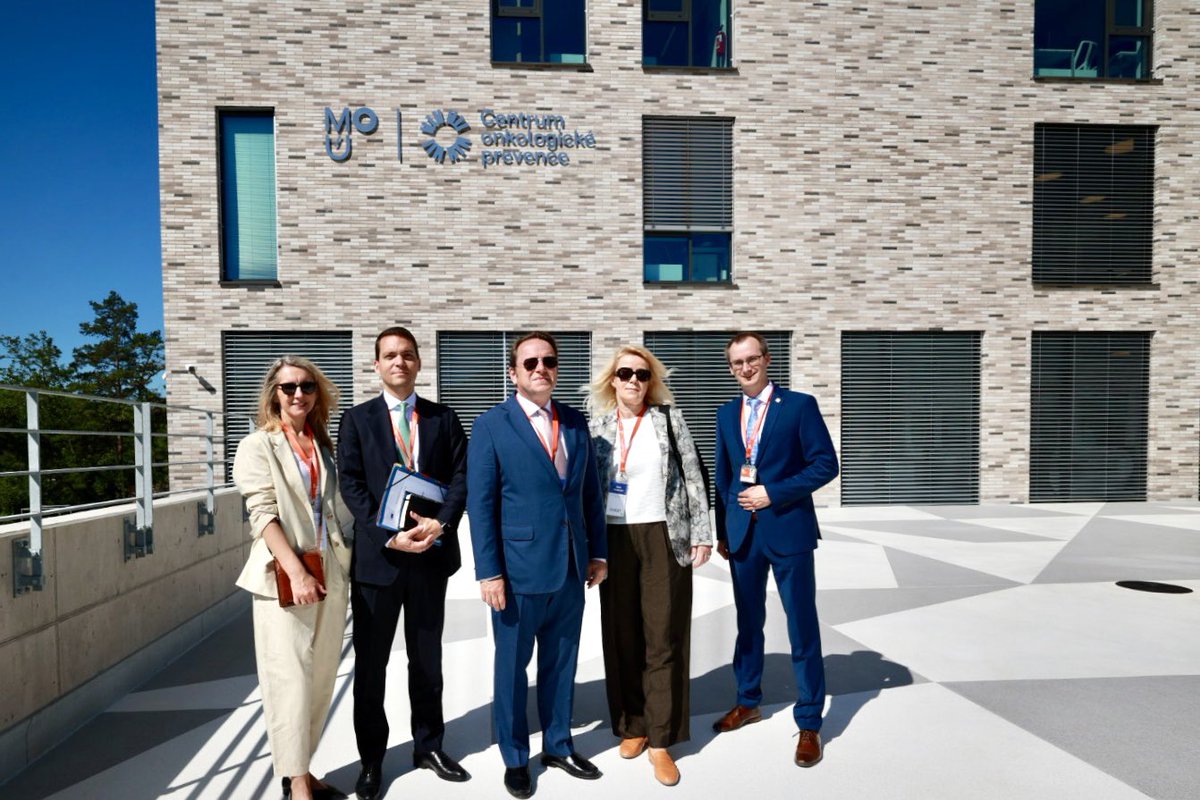 OliverVarhelyi's tweet photo. Today in Brno 🇨🇿, during #EuropeanWeekAgainstCancer, I was honoured to join the opening of the new Cancer Prevention Centre at the Masaryk Memorial Cancer Institute @MOU_Brno with Prime Minister @AndrejBabis, Deputy PM Alena Schillerová and Health Minister @adamvojtech86. https://t.co/tujCZx3ogo