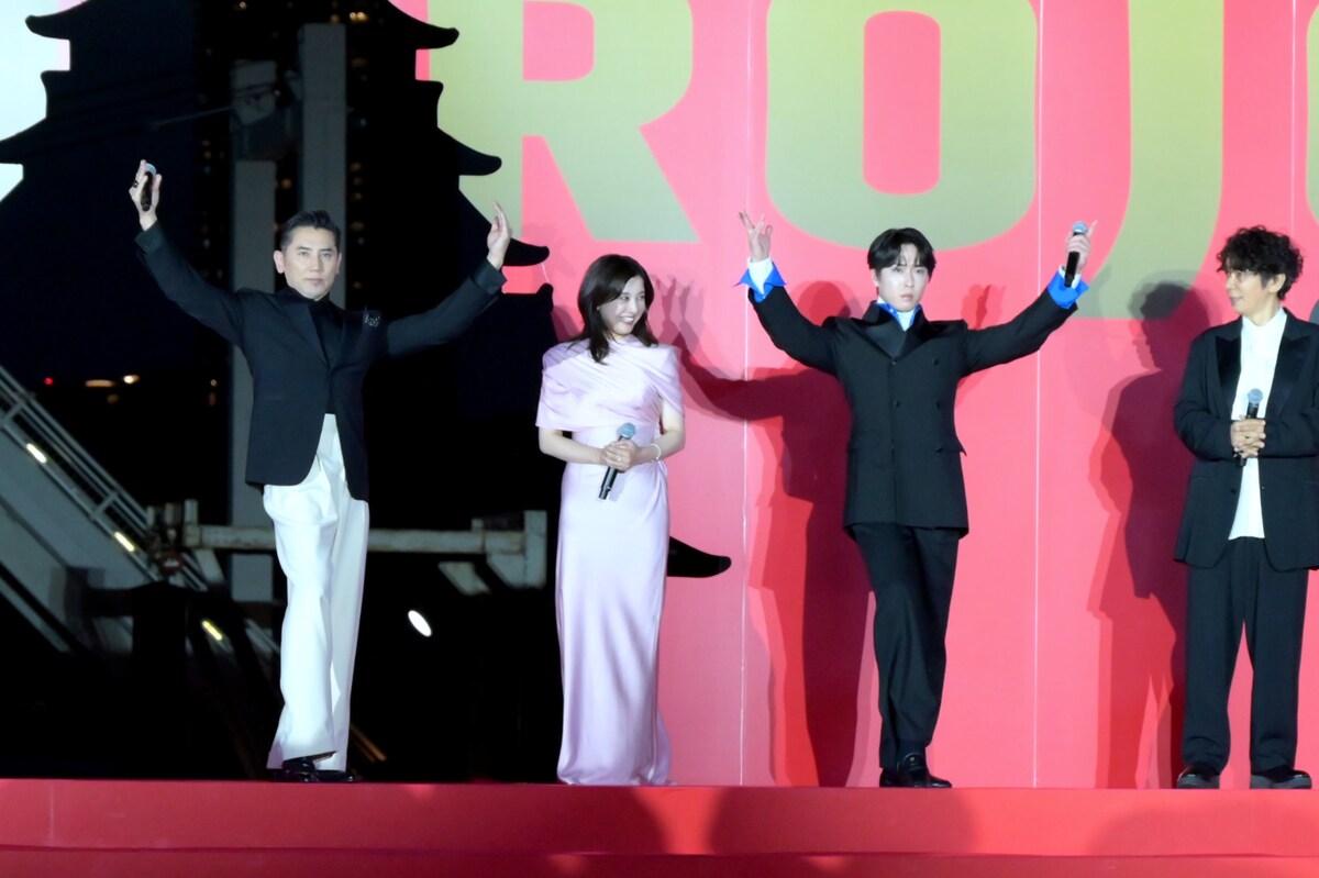natalie_mu's tweet photo. ◤🎥映画「黒牢城」ジャパンプレミア◢

🌹Snow Man宮舘涼太🌹
“殿”本木と一緒にカンヌターンを華麗に再現！

間に挟まれた吉高由里子
「一緒に回る勇気はなかったです（笑）」
https://t.co/LQu2UUqmW8

💬「今、この場で言われるんですか…？」
黒沢清監督からの絶賛に照れも

#黒牢城 https://t.co/UkWrwv0Wzh
