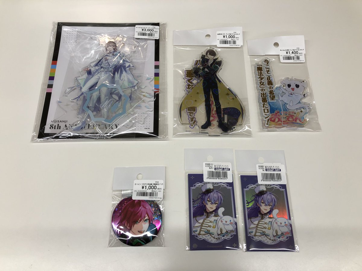 にじさんじのアクリルスタンド、チェキ風カード、缶バッジ