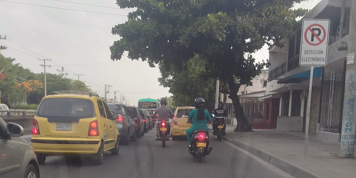 mishy_ely's tweet photo. Desde cuándo están permitidas las motos en la Murillo? @TransitoAtl @PoliciaColombia @TransitoBaq https://t.co/T84bs41iT6