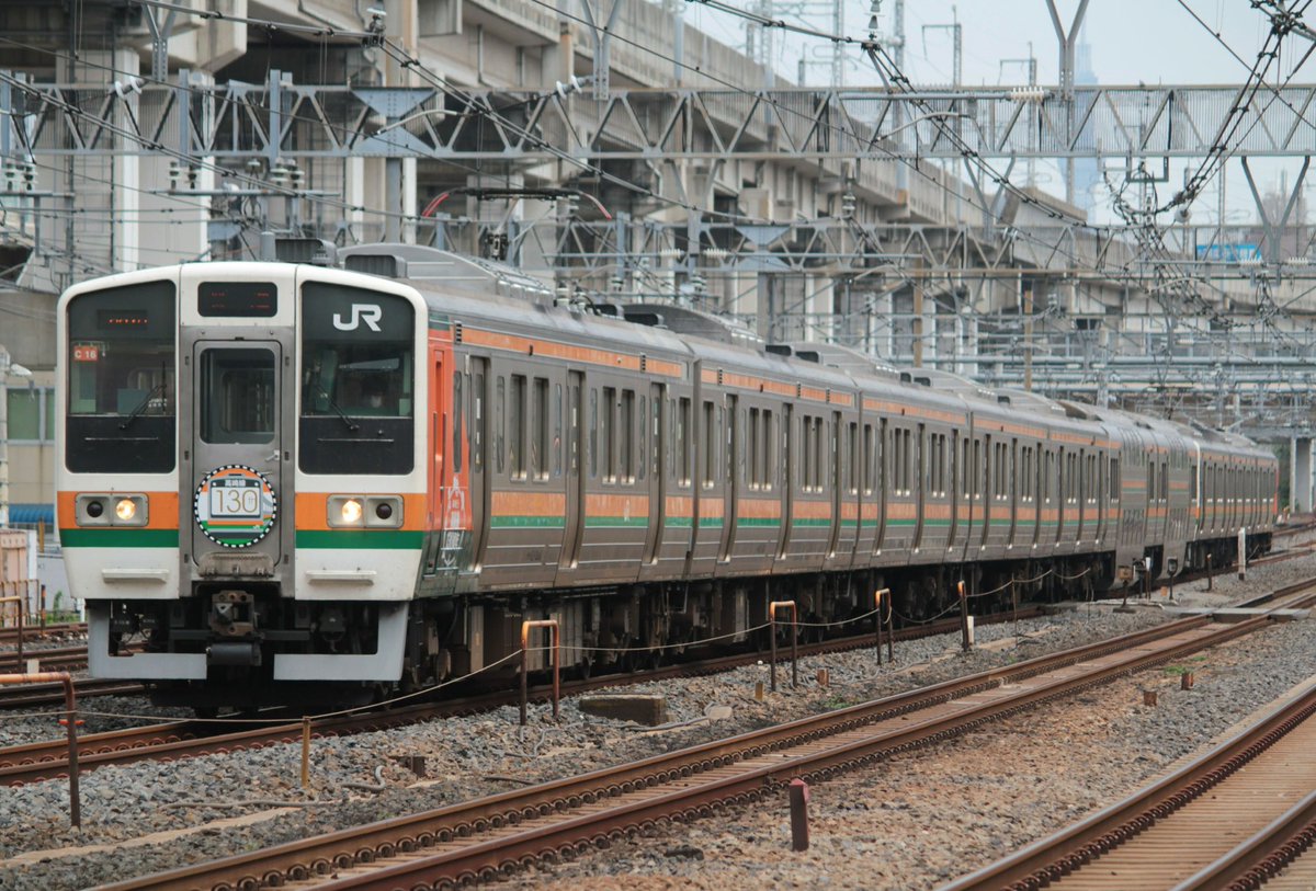 ArrowCrossing's tweet photo. 211系C16編成…
高崎211系のグリーン車のダブルデッカー×2の編成の中でサロ213になる種車が唯一サロ125-0であるために車掌室窓を埋めた跡がないのが特徴。
二階建て×2であることと編成美が良いから？、2013年の改正以降も上野口の運用になる唯一のC編成となり高崎130周年のラッピングも実施された。 https://t.co/fAPFh0hQKz