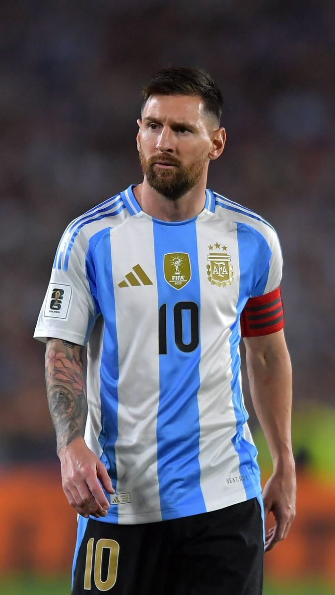 FaktaSepakbola's tweet photo. Top skor sepanjang sejarah Piala Dunia 🌍⚽

🇩🇪 Miroslav Klose — 16 gol
🇧🇷 Ronaldo Nazário — 15 gol
🇩🇪 Gerd Müller — 14 gol
🇦🇷 Lionel Messi — 13 gol
🇫🇷 Just Fontaine — 13 gol
🇧🇷 Pelé — 12 gol
🇫🇷 Kylian Mbappé — 12 gol
🇩🇪 Jürgen Klinsmann — 11 gol

Messi dan Mbappé kini jadi dua nama aktif yang paling dekat untuk memecahkan rekor