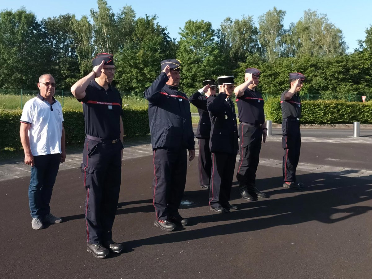 SDIS50's tweet photo. Le #sdis50 n’a pas oublié le drame qui a touché l’un des leurs, le 26 mai 1990. Ce matin, les personnels ont rendu #hommage au CPL Didier BENO, plongeur de bord, du #CIS de #Granville, décédé lors d'un vol marée à bord de l'aéronef Dauphin de la @SecCivileFrance . https://t.co/1dEjy3f9M7