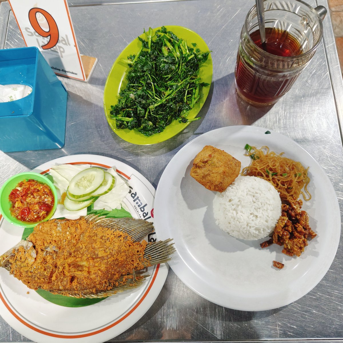 Widino's tweet photo. Met buka puasa ya!

Salah satu warung makan favorite kalo lg di daerah DU Bandung. Menu paketnya meriah bgt: ayam/ikan goreng, tahu crispy, bihun, tempe orek, sambel korek, teh jumbo. Semuanya enak bahkan tehnya pun enak kaya teh di Solo.

📍Sambal Lalap, samping Cititrans DU https://t.co/3LO258y16I