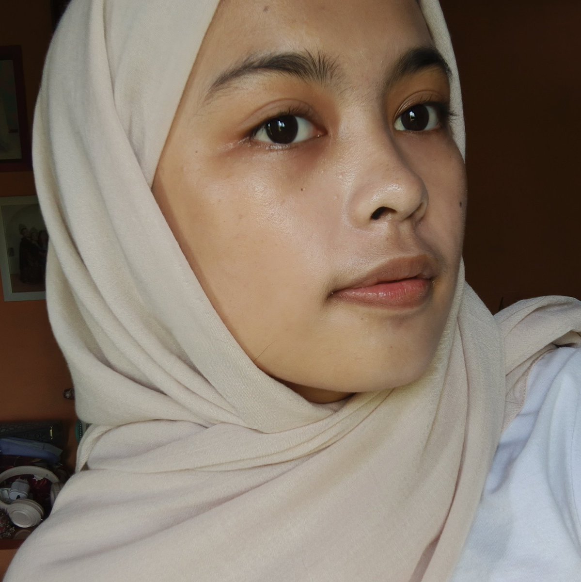 secangkirkopimu's tweet photo. makeup simpel cuma pake 5 produk

before                              after https://t.co/hvxXbb0GUY