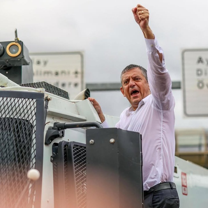 yirmiucderece's tweet photo. AK Parti Sözcüsü ��mer Çelik: 

"Bir siyasetçinin konuşacağı yer ya kürsüdür ya da parti otobüsüdür. 

Bir siyasetçinin TOMA'nın üzerinde ne işi var?" https://t.co/5zxB985tyt
