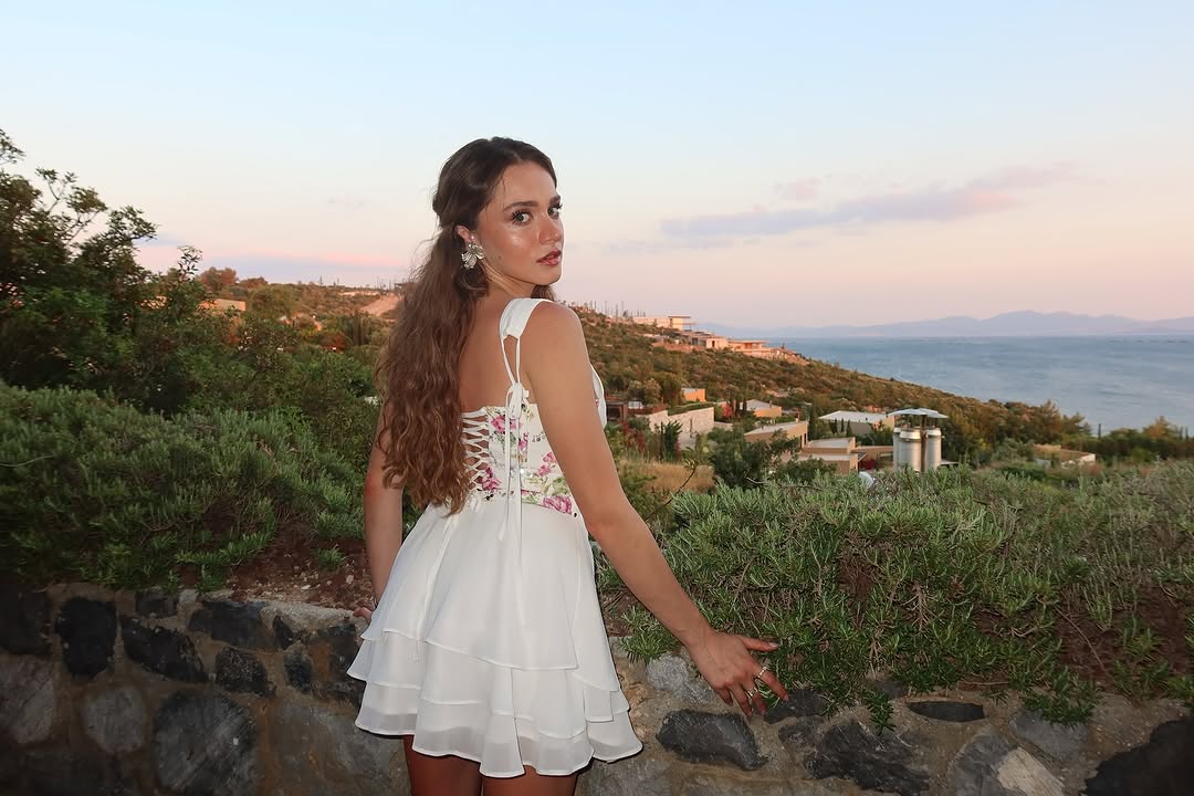 DenMir1528's tweet photo. Sanki bir masal dünyasından bir prenses gibisin 🥹🌸

@miraay_daneer 

#MirayDaner https://t.co/24uBFd4Sft
