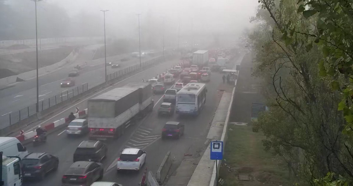 AUSA's tweet photo. ‼️ PRECAUCIÓN 
Las autopistas #25deMayo y #Dellepiane presentan bancos de niebla que reducen la visibilidad. ☁️ Circular con precaución, respetar los límites de velocidad y mantener mayor distancia con el vehículo de adelante. https://t.co/np7efGfHGL