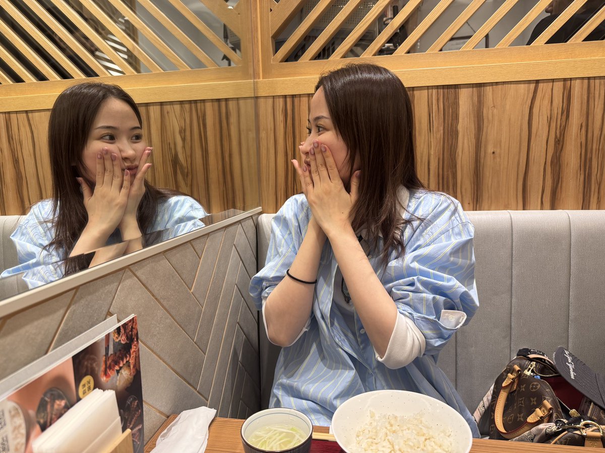 hoshikazestaff's tweet photo. 今日は星風まどかの宝塚卒業記念日。
見た目はフワフワで可愛いけど、この2年で、実は少年漫画の主人公みたいに熱く、強く、立ち向かう姿もたくさん見てきました。
またこれからも元気にパワフルな星風まどかをよろしくお願いいたします。
打合せの合間にしっかりとご飯🍚 https://t.co/BqHWBeM0Er