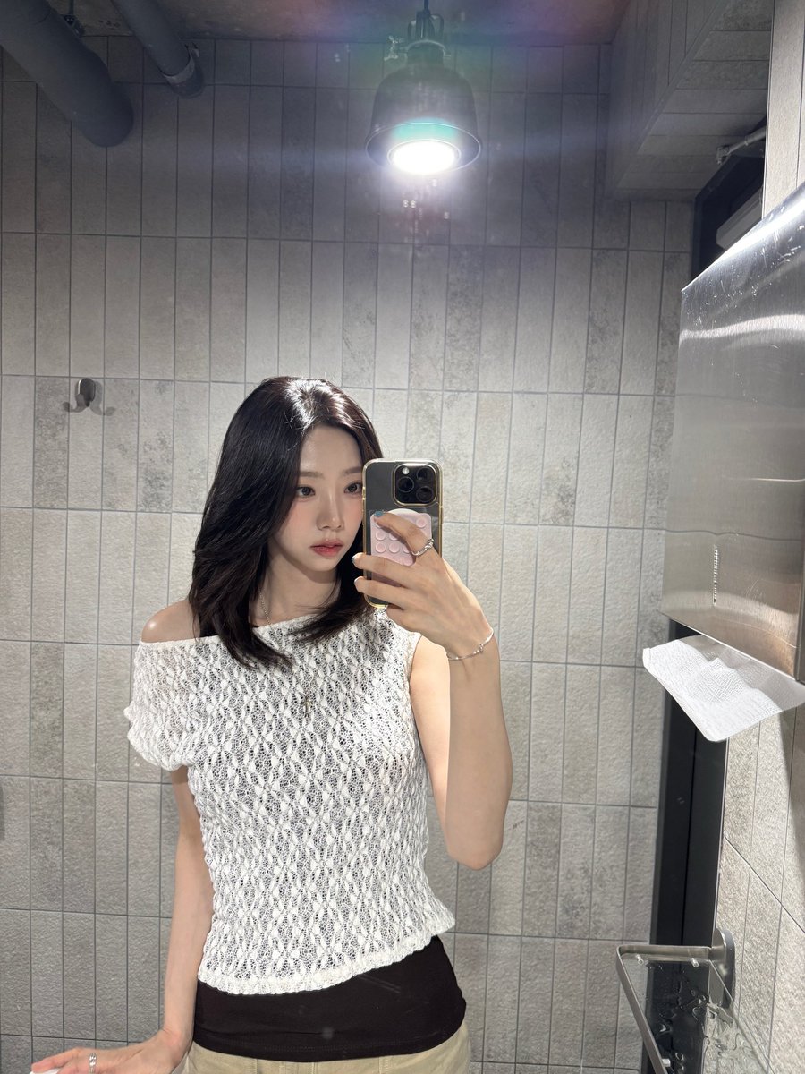 yormthinker's tweet photo. yeoreum instagram update ♡ https://t.co/xqXWWrV8zg