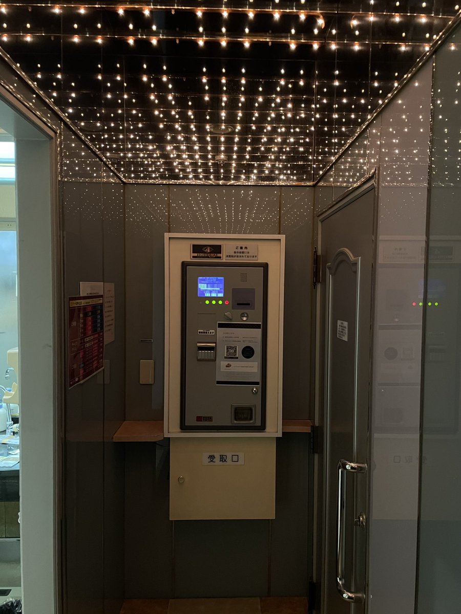 hi_lite51's tweet photo. まるでスーパーカミオカンデのような照明のお部屋💡 https://t.co/gn4WA2QBlY