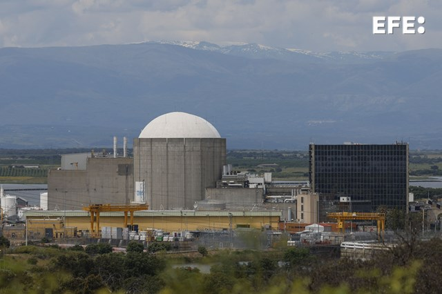EfeExtremadura's tweet photo. La central nuclear de Almaraz (Cáceres) ha notificado al @CSN_es que se ha producido la parada del reactor de la Unidad I para proceder a realizar una intervención en la zona de la válvula de retención del circuito primario. https://t.co/UgFpP7xl0c