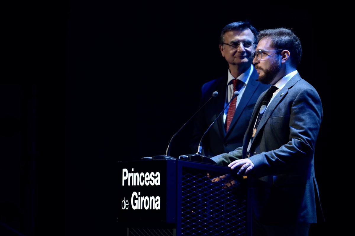 FPdGi's tweet photo. ¡Enhorabuena, Rafael Luque, nuevo Premio Princesa de Girona Investigación!

El jurado destaca sus contribuciones a la identificación de exoplanetas y al estudio de mundos acuáticos, claves para entender la formación planetaria y la posible vida más allá de nuestro sistema. https://t.co/VaXxI0D9jG